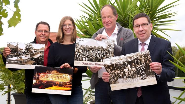 Präsentieren den Bildkalender „Historische Ansichten der Gesmolder Kirmes“: (von links) Michael Weßler, Anna-Margaretha Stascheit, Ulrich Breeck und Jürgen Krämer.