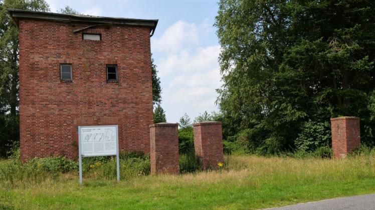 Das Torgebäude mit Trafostation und drei Torpfosten sind noch vom Lager XII Dalum übrig geblieben. Die Gemeinde Geeste will hier einen Erinnerungsort einrichten.