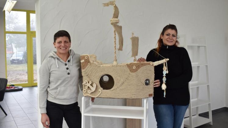 In der Tierarztpraxis "Gallufelus" in Wöbbelin bieten Tierärztin Sandra Wallstabe (l.) und die tierärztliche Helferin Varinia Kuck auch selbst entworfene Kratzbäume für Katzen an.