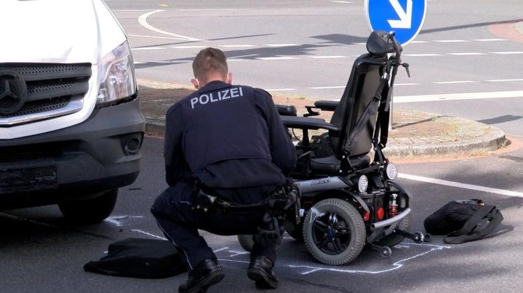 Ein Transporter ist am Donnerstag in Bremen gegen einen Rollstuhl gefahren.