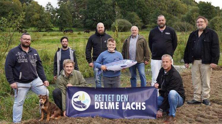 Riefen die Spendenaktion „Rettet den Delme-Lachs” ins Leben: (von links) Ralf Gottwald (Vorsitzender ASV Harpstedt), Tobias Pelz (Gewässerwart und E-Fischer ASV Harpstedt), Thomas Burlager (2. Vorsitzender FV Twistringen), Werner Husak (2. Vorsitzender FV Delmenhorst), Sven Döll (Gewässerwart und E-Fischer FV Delmenhorst), Gerold Porth (Pressewart FV Delmenhorst); (vorne mit Plakat), Yannik Bavendiek (Gewässerwart FV Twistringen), Tony Gottwald mit Maskottchen und Tobias Kolhoff (E-Fischer FV Twistringen) an der Delme in Prinzhöfte. Riefen die Spendenaktion „Rettet den Delme-Lachs” ins Leben: (von links) Ralf Gottwald (Vorsitzender ASV Harpstedt), Tobias Pelz (Gewässerwart und E-Fischer ASV Harpstedt), Thomas Burlager (2. Vorsitzender FV Twistringen), Werner Husak (2. Vorsitzender FV Delmenhorst), Sven Döll (Gewässerwart und E-Fischer FV Delmenhorst), Gerold Porth (Pressewart FV Delmenhorst); (vorne mit Plakat), Yannik Bavendiek (Gewässerwart FV Twistringen), Tony Gottwald mit Maskottchen und Tobias Kolhoff (E-Fischer FV Twistringen) an der Delme in Prinzhöfte.