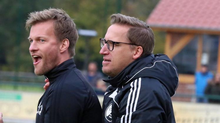 Den hohen Aufwand vor dem Spiel am Mittwoch in Heeslingen halten Spelles Trainer Hanjo Vocks (l.) und Fußballobmann Markus Schütte nur ausnahmsweise für machbar.