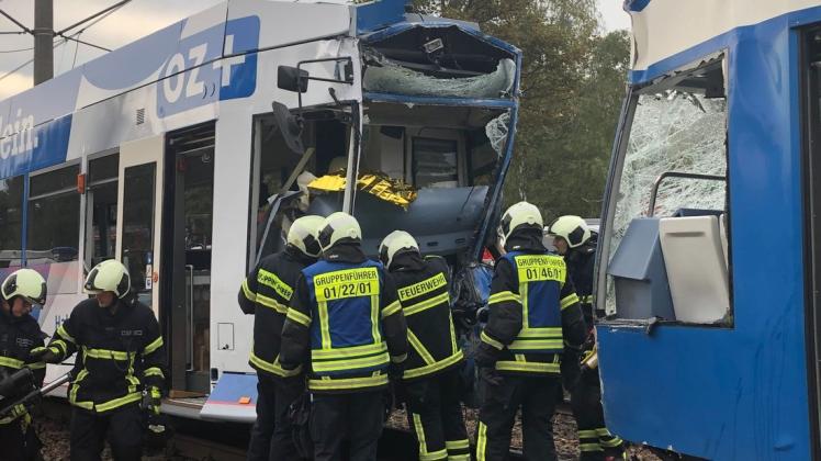 In Rostock sind am Dienstagmorgen zwei Straßenbahnen zusammengestoßen. Wie ein Polizeisprecher sagte, ereignete sich der Unfall an der Landesstraße 22 auf Höhe der Kunsthalle. In Rostock sind am Dienstagmorgen zwei Straßenbahnen zusammengestoßen. Wie ein Polizeisprecher sagte, ereignete sich der Unfall an der Landesstraße 22 auf Höhe der Kunsthalle.