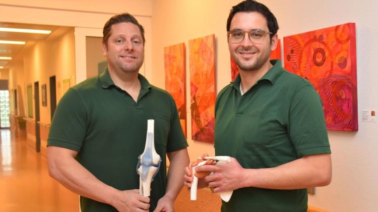Lädierte Knie- und Schultergelenke sind bei Dr. Jan Spiller (links) und Dr. Nils Farhan in der Stenum Fachklinik in guten Händen. Farhan ist als Leiter des neuen Departments Sportorthopädie und arthroskopische Chirurgie vorgestellt worden.