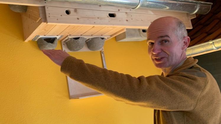 Volker Tiemeyer zeigt, wo und wie Nisthilfen im Traufbereich des Hauses angebracht werden können.