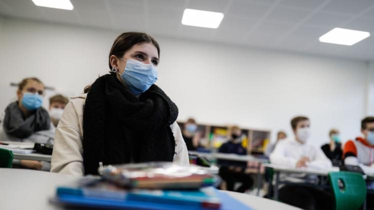 Die 15-jährige Emely und die anderen Schülerinnen und Schüler tragen Mund-Nasen-Schutz. Erster Unterrichtstag nach den Herbstferien an der Thomas-Morus-Schule in Osnabrück.
