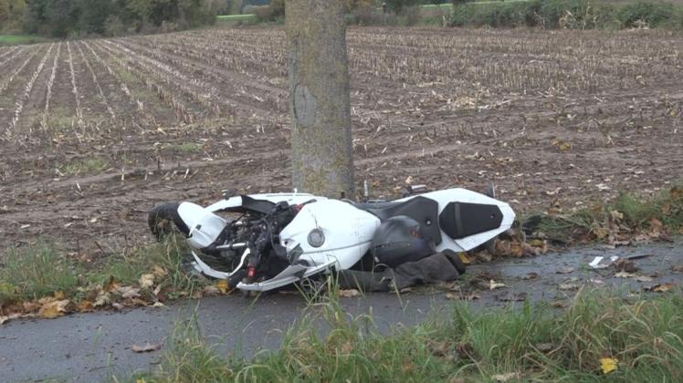Der 17-Jährige verlor die Kontrolle über sein Motorrad und fuhr gegen einen Baum.