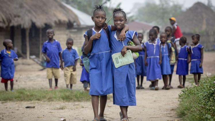 Gemeinsam mit ihrer neunjährigen Freundin Fatmata Sheriff (vorne links) geht Mbalu Tarawallie (8) allmorgendlich in die Dorfschule. 
Projektpartner: SIGA (Siera Grassroots Agency)