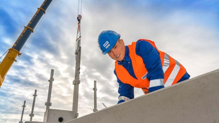 Malte Gösse absolviert sein duales Studium "Baubetriebswirtschaft" bei der Firma Mainka in Lingen. Die integrierte Ausbildung zum Beton- und Stahlbetonbauer schloss er jetzt als niedersachsenweit Bester ab - hier ist er beim Neubau von Möbel Berning im Einsatz.