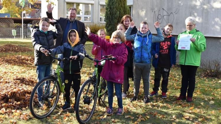 Große Freude bei den Mädchen und Jungen der Ludwigsluster Förderschule: Karin Rühlicke (r.) von der Ludwigsluster Verkehrswacht überreichte zwei neue Fahrräder für den Unterricht.