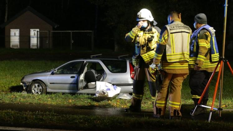 Kempen: Der Fahrer des Unfallautos kam aus bislang ungeklärter Ursache von der Straße ab und erfasste dabei eine Gruppe Fußgänger. Kempen: Der Fahrer des Unfallautos kam aus bislang ungeklärter Ursache von der Straße ab und erfasste dabei eine Gruppe Fußgänger.