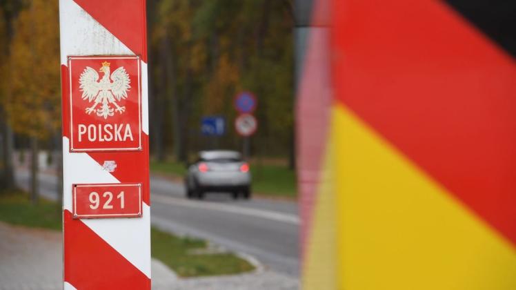 Autos fahren an den Grenzpfählen von Deutschland und Polen vorbei über den Grenzübergang auf der Insel Usedom. Auch Polen wurde als Corona-Risikogebiet eingestuft.