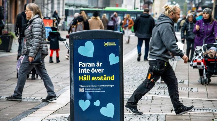 "Die Gefahr ist nicht vorüber - Abstand halten" steht auf diesem Mülleimer in der schwedischen Stadt Uppsala.