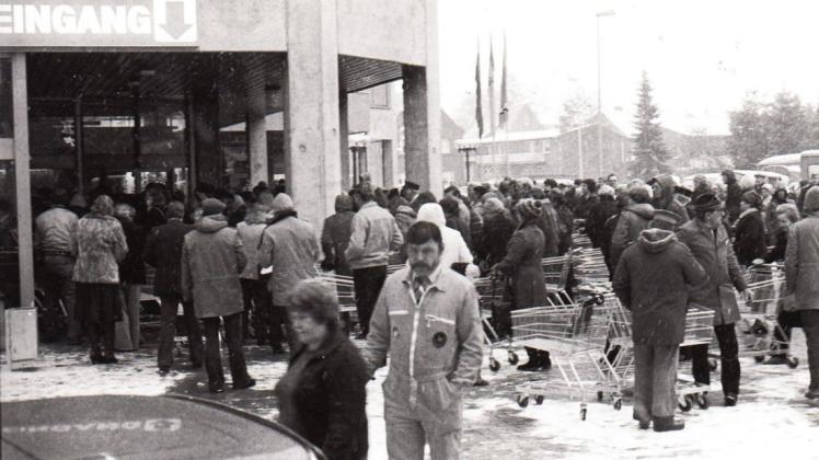 Warten im Schnee: Großer Andrang herrschte am Morgen des 4. November 1980 vor dem Ems-Center.