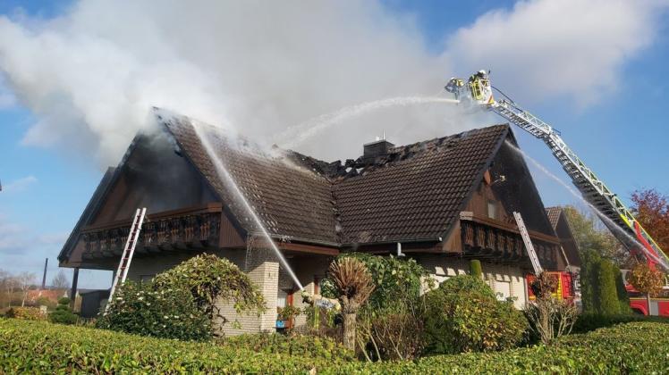 In Bad Laer brennt der Dachstuhl dieses Hauses am Westerwieder Weg.