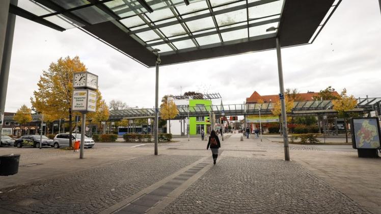Keine Visitenkarte für Delmenhorst: Bahnhofsvorplatz vom Bahnhof in Richtung Zentrum. Keine Visitenkarte für Delmenhorst: Bahnhofsvorplatz vom Bahnhof in Richtung Zentrum.