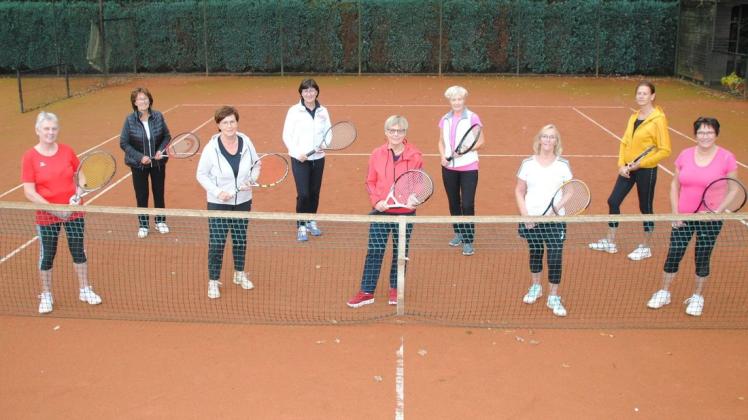 Merzens Tennisdamen schafften es an die Tabellenspitze: Maria Hüllen, Renate Heijnen, Margot Erben, Maria Wichmann, Anne Aulfes, Anna Sepp, Ria Kamerman, Ingrid Hollenbeck und Paula Neumann (von links) haben die Sommersaison 2020 erfolgreich beendet. Merzens Tennisdamen schafften es an die Tabellenspitze: Maria Hüllen, Renate Heijnen, Margot Erben, Maria Wichmann, Anne Aulfes, Anna Sepp, Ria Kamerman, Ingrid Hollenbeck und Paula Neumann (von links) haben die Sommersaison 2020 erfolgreich beendet.