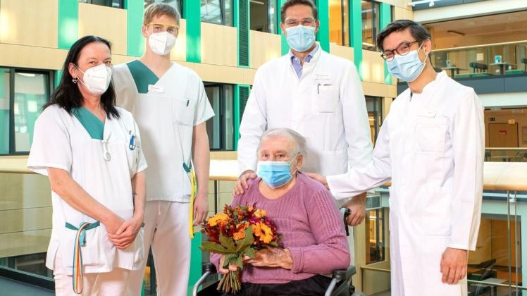 Die 97 Jahre alte Else Troche mit mehreren Vorerkrankungen ist nach einer Covid-19-Erkrankung geheilt aus einer Berliner Klinik entlassen worden.