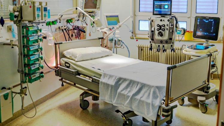 Ein Intensivbett im Josef-Hospital Delmenhorst. Zahlreiche Geräte unterstützen die Behandlung des Patienten.