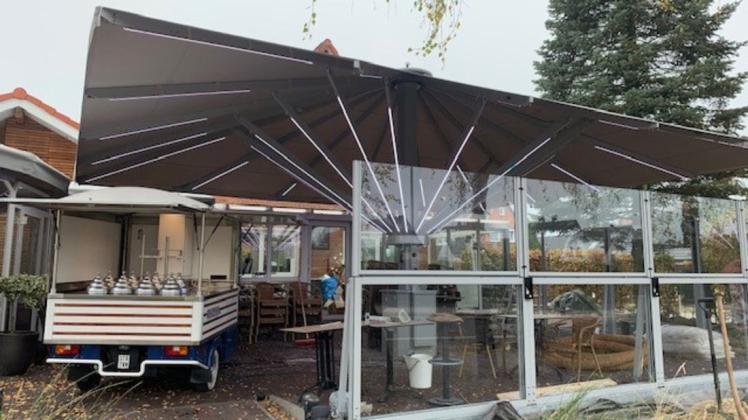 Der neue Schirm bietet mehr Möglichkeiten und Komfort für die Außenbewirtung des Eiscafés und Pizzeria Paulini.