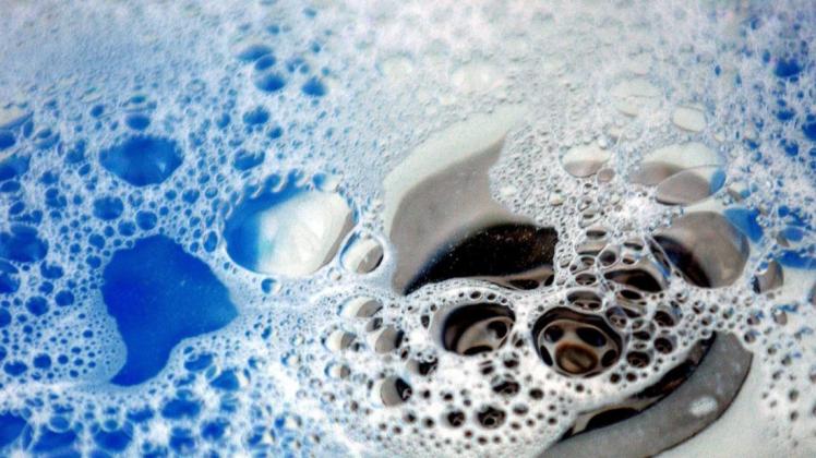 Die Gebühren für das Schmutzwasser sollen in Hasbergen sinken. Im Bild: Der Abfluss in einer Dusche.