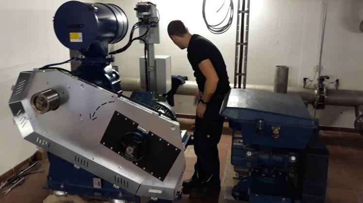 Gegenüber dem alten Kompressor (rechts im Bild) ist das neue Gerät in der Kläranlage in Neuenkirchen auch optisch ein Kraftpaket. Gegenüber dem alten Kompressor (rechts im Bild) ist das neue Gerät in der Kläranlage in Neuenkirchen auch optisch ein Kraftpaket.