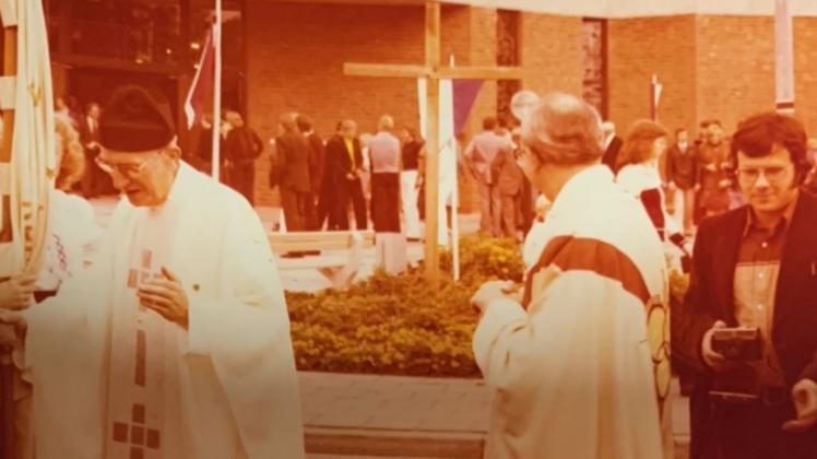Mit der Kamera mittendrin: Lambert Brand bei der Kircheneinweihung 1977 in Heede im Einsatz.