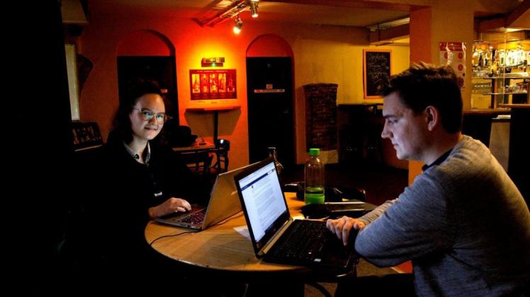 Kein Bier, sondern einen Laptop haben die Studenten Inken Christophersen und Max-Ole Essen im Unikeller vor sich stehen. Die Studentenkneipe kann im November von Dienstag bis Donnerstag als Lernort genutzt werden. Kein Bier, sondern einen Laptop haben die Studenten Inken Christophersen und Max-Ole Essen im Unikeller vor sich stehen. Die Studentenkneipe kann im November von Dienstag bis Donnerstag als Lernort genutzt werden.