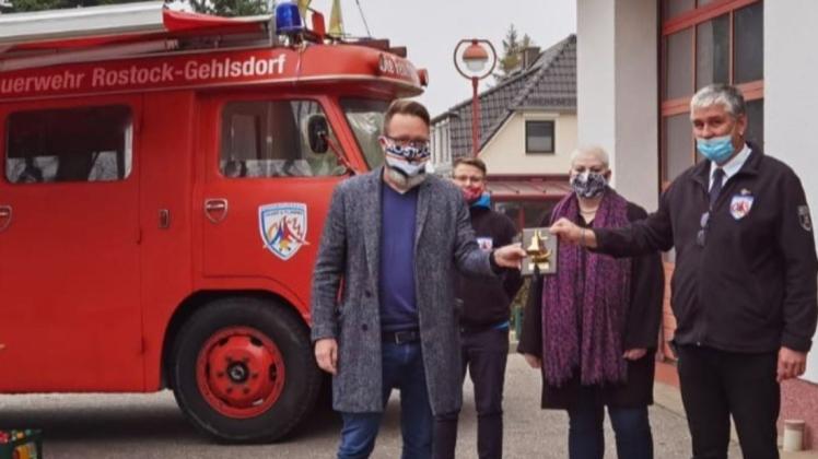 Der Förderverein erhielt den Ehrenamtspreis für die Jugendarbeit. Vereinsvorsitzender Ronny Kluth (r.) nahm den Preis von Rostocker Sieben-Vorsitzenden Jana Röper (mitte) und Oberbürgermeister Claus Ruhe Madsen (parteilos) an. Der Förderverein erhielt den Ehrenamtspreis für die Jugendarbeit. Vereinsvorsitzender Ronny Kluth (r.) nahm den Preis von Rostocker Sieben-Vorsitzenden Jana Röper (mitte) und Oberbürgermeister Claus Ruhe Madsen (parteilos) an.