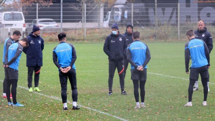 Fußball-Drittligist FC Hansa Rostock kann am Donnerstag wieder ins normale Mannschaftstraining einsteigen. Die Arbeitsquarantäne wurde nach der zweiten negativen Nachtestung durch das Gesundheitsamt aufgehoben.