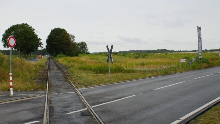 Entlang der Bahnstrecke wird das neue Umfahrungsgleis in Werlte gebaut.