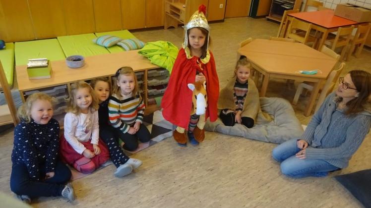 Weil der Martinsumzug ausfiel, führten Kinder aus dem Kindergarten am Waldweg in Bersenbrück die Martinslegende in Kostümen auf. Weil der Martinsumzug ausfiel, führten Kinder aus dem Kindergarten am Waldweg in Bersenbrück die Martinslegende in Kostümen auf.
