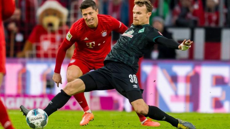 Einer von mittlerweile vielen besonderen Bundesliga-Momenten für Christian Groß (rechts, im Zweikampf mit Bayerns Robert Lewandowski): Am 14. Dezember 2019 spielte er mit Werder in München – der Rekordmeister siegte allerdings hoch mit 6:1.