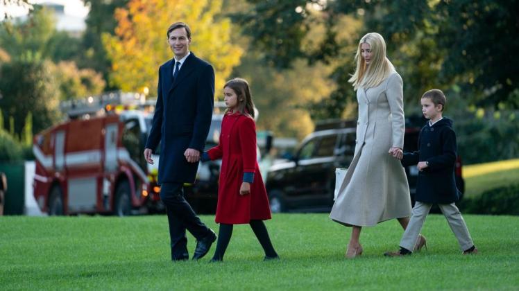 Das Ehepaar Ivanka Trump und Jared Kushner mit ihren Kindern Arabella und Joseph Kushner auf dem Rasen des Weißen Hauses.