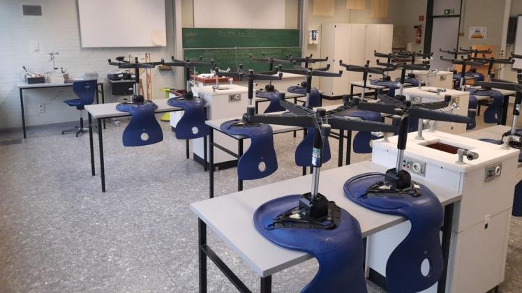 Nicht mehr den aktuellen didaktischen Anforderungen der Wallenhorster Alexanderschule entspricht unter anderem der Physikraum aus den 1970er-Jahren .