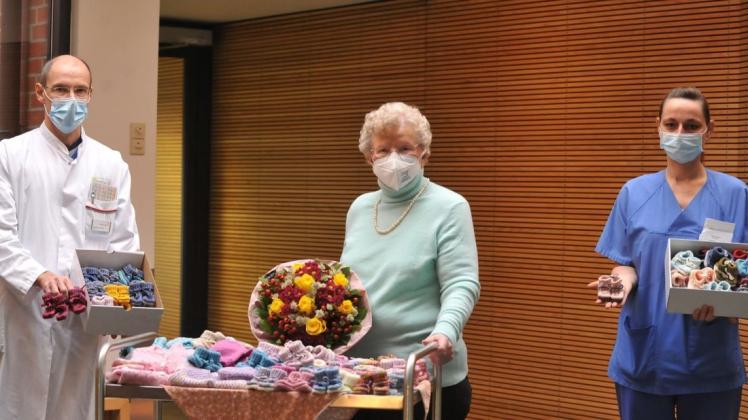 Anni Kock ist eine treue Ehrenamtlerin: Bereits zum zehnten Mal übergibt sie dem Lingener Krankenhaus zahlreiche selbstgestrickte Söckchen für die Frühgeborenenstation. Dr. Hartmut Ebbecke und Doreen Kaschke nahmen diese in Empfang.