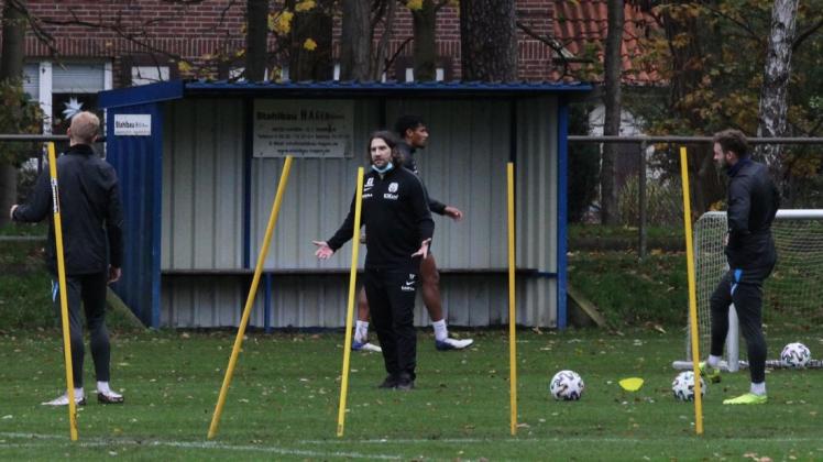 Anweisungen vom Trainer: Torsten Frings (Mitte) mit seiner Trainingsgruppe um Julius Düker (l.), Florian Egerer (r.) und Yannick Osée. Anweisungen vom Trainer: Torsten Frings (Mitte) mit seiner Trainingsgruppe um Julius Düker (l.), Florian Egerer (r.) und Yannick Osée.