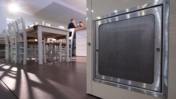 Helfen Luftfilter im Landkreis Osnabrück (das Archivfoto zeigt ein Gerät in einem Restaurant) bald, die Ausbreitung von Coronaviren im Klassenzimmer zu bekämpfen? Helfen Luftfilter im Landkreis Osnabrück (das Archivfoto zeigt ein Gerät in einem Restaurant) bald, die Ausbreitung von Coronaviren im Klassenzimmer zu bekämpfen?