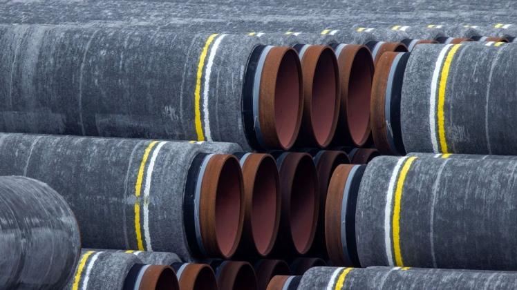Werden sie noch verbaut? Rohre für die Erdgaspipeline Nord Stream 2 liegen auf einem Lagerplatz im Hafen Mukran auf der Insel Rügen. Noch ist unsicher, ob die Pipeline fertig gestellt wird. Werden sie noch verbaut? Rohre für die Erdgaspipeline Nord Stream 2 liegen auf einem Lagerplatz im Hafen Mukran auf der Insel Rügen. Noch ist unsicher, ob die Pipeline fertig gestellt wird.