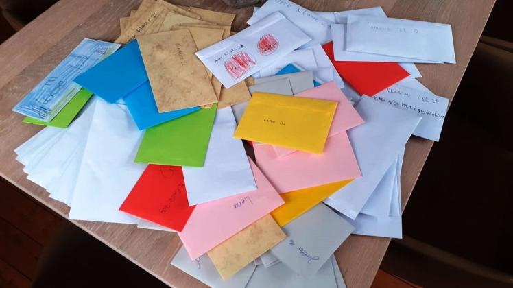 Viele handgeschriebene Briefe von Schulkindern erfreuen in den kommenden Tagen ältere Mitbürger und werden von diesen ebenso individuell beantwortet. Viele handgeschriebene Briefe von Schulkindern erfreuen in den kommenden Tagen ältere Mitbürger und werden von diesen ebenso individuell beantwortet.