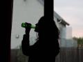 In der Corona-Krise greifen die Deutschen häufiger zur Flasche. Doch aus ein paar Gläsern mehr kann rasch ein Alkoholproblem werden. (Symbolfoto)