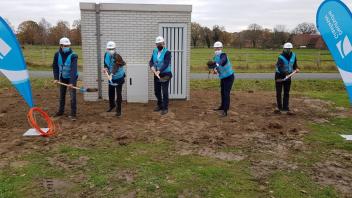 Spatenstich für den Glasfaserausbau im Außenbereich der Gemeinde Lotte: Bernd Scheipers (Firma Dinkhoff), Landrat Martin Sommer, Bürgermeister Rainer Lammers, Gunther Schwab (Deutsche Glasfaser) und Ingmar Ebhardt (Koordinator Glasfaserausbau Kreis Steinfurt, von links).