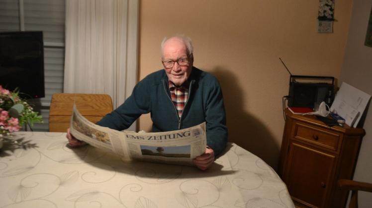 Der tägliche Blick in die Ems-Zeitung ist dem 89-Jährigen Johann Terhorst wichtig – und das schon seit über 80 Jahren.