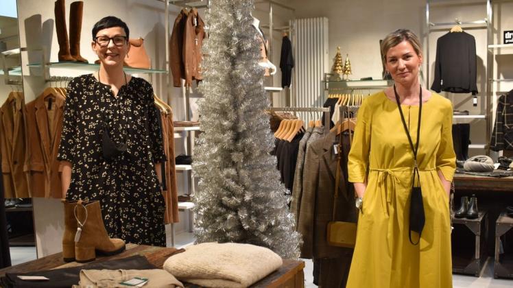 Mit Abstand und persönlicher Beratung für die Kunden da: Kristin Anders (l.) und Michaela Nickel, Modeberaterinnen im Ludwigsluster Geschäft "Donna".