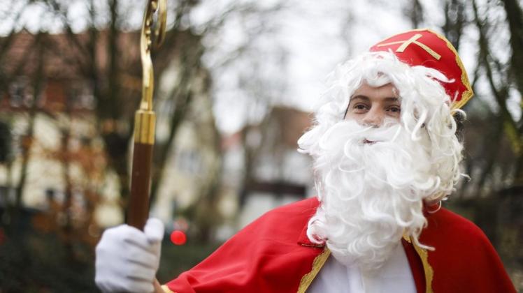 Der Nikolaus legt im Corona-Jahr einen kleinen Gruß vor die Haustür von Kindern ab, um dann ganz heimlich wieder zu verschwinden. (Archivbild)