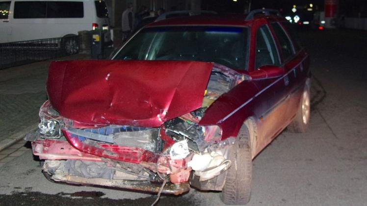 Ein betrunkener Autofahrer hat mit diesem Opel am späten Montagabend drei weitere Autos an der Thüringer Straße schwer beschädigt.