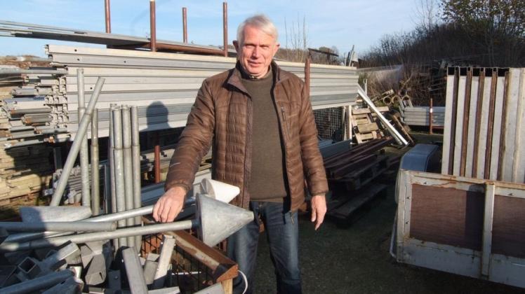 Unternehmer Karl-Heinz Stosiek zwischen Gerüsten und Materialen, die für den Zeltaufbau benötigt werden.