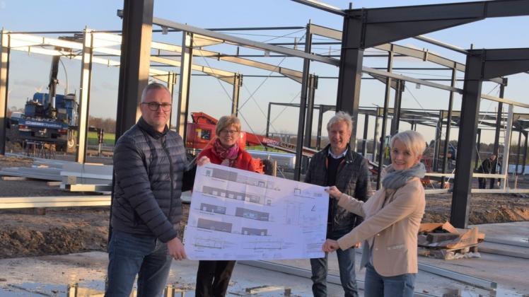 Über den Neubau informierte Inhaber Peter Fromme (von links) Bürgermeisterin Magdalena Wilmes und ihren Stellvertreter Andreas Wintermann sowie Samtgemeindebürgermeisterin Maria Lindemann. Über den Neubau informierte Inhaber Peter Fromme (von links) Bürgermeisterin Magdalena Wilmes und ihren Stellvertreter Andreas Wintermann sowie Samtgemeindebürgermeisterin Maria Lindemann.