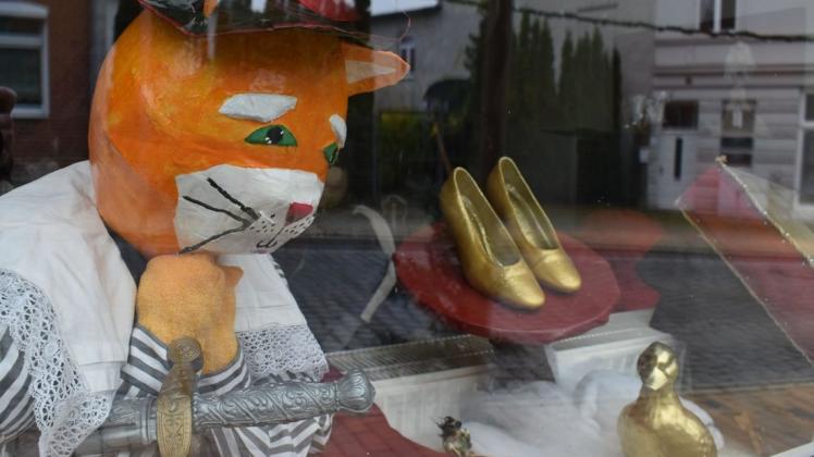 Der Gestiefelte Kater und die Schuhe von Aschenputtel: In einem Lübzer Schaufenster in der Goldberger Straße können ab Dezember Märchenrätsel gelöst werden.