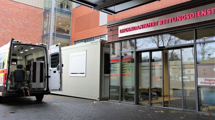 Im bei der Notfallpraxis am Bonifatius Hospital in Lingen zusätzlich aufgestellten Praxiscontainer werden - getrennt vom eigentlichen Praxisbetrieb - Covid-19-Verdachtspersonen behandelt.